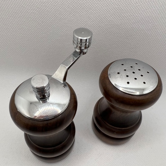 Vintage OLDE THOMPSON Solid Wood Walnut Salt & Pepper Mill - Picture 3 of 8